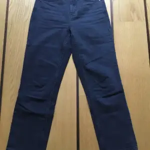 Topshop straight jeans. Gråsvart. W25 (64cm) L32 (81cm). Midjehöjd: 27 cm. 99% bomull, 1% elastane (stretch). Mycket bra skick!