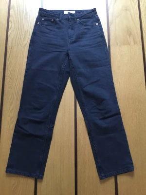 Raka jeans Topshop W25 L32 - Topshop straight jeans. Gråsvart. W25 (64cm) L32 (81cm). Midjehöjd: 27 cm. 99% bomull, 1% elastane (stretch). Mycket bra skick!