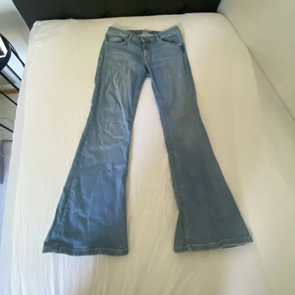 Lågmidjade bootcut jeans från lager 157, använda fåtal gånger. Nypris 400kr 💖. Jeans & Byxor.