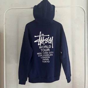 Stussy hoodie - En blå stussy hoodie i storlek small men är mycket större, Skulle säga att den sitter som large.