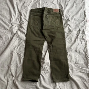 Levi’s 505 32x32 - Levi’s 505 straight fit.  Olivgröna, troligtvis färgade. Använt skick  W 32 L 32