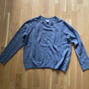 Grå stickad H&M tröja  - Säljer nu en grå stickad H&M tröja i storlek M för 100 kr + frakt!❤️