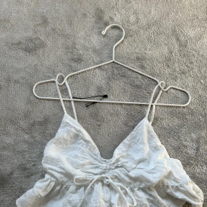 Topp - En jättesöt top från bersha. Finns dragkedja vid sidan!! Säljer pga att den blivit för liten för mig men var en tidigare favorit❤️