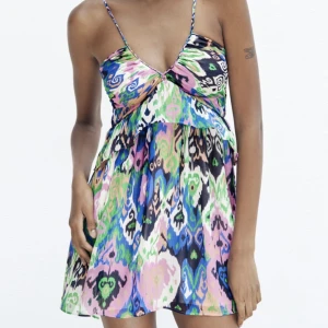 Zara Klänning  - Säljer denna helt oanvända med prislappen kvar från zara. Slutsåld! 