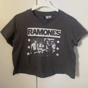 Så cool ramones t-shirt från H&M!! Den är lite cropped/kort och skön att ha på. 