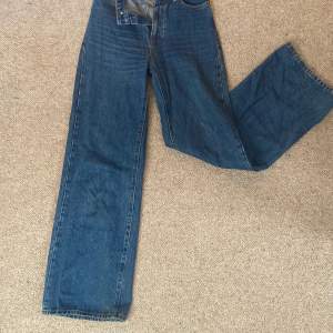 Fina mörkblå jeans från Lindex som har använts ca 2 år. Inger slitage men säljer då det inte riktigt är min stil längre💓raka och vida i benen och i storlek 34💞skriv för fler frågor💞