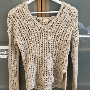 Hål tröja  - Säljer denna jättefina Hollister tröjan med hål i 💗använd typ 2-3 gånger men köpt second hand för 300 i storlek xs men passar även s, skriv om ni har några frågor eller funderingar 💗💘