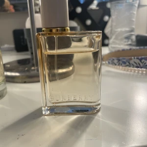 Burberry her london  - Säljer en nästan helt ny burberry her london. Inte riktigt min doft   Ny kostar 805 kr och säljer för 400 plus frakt 