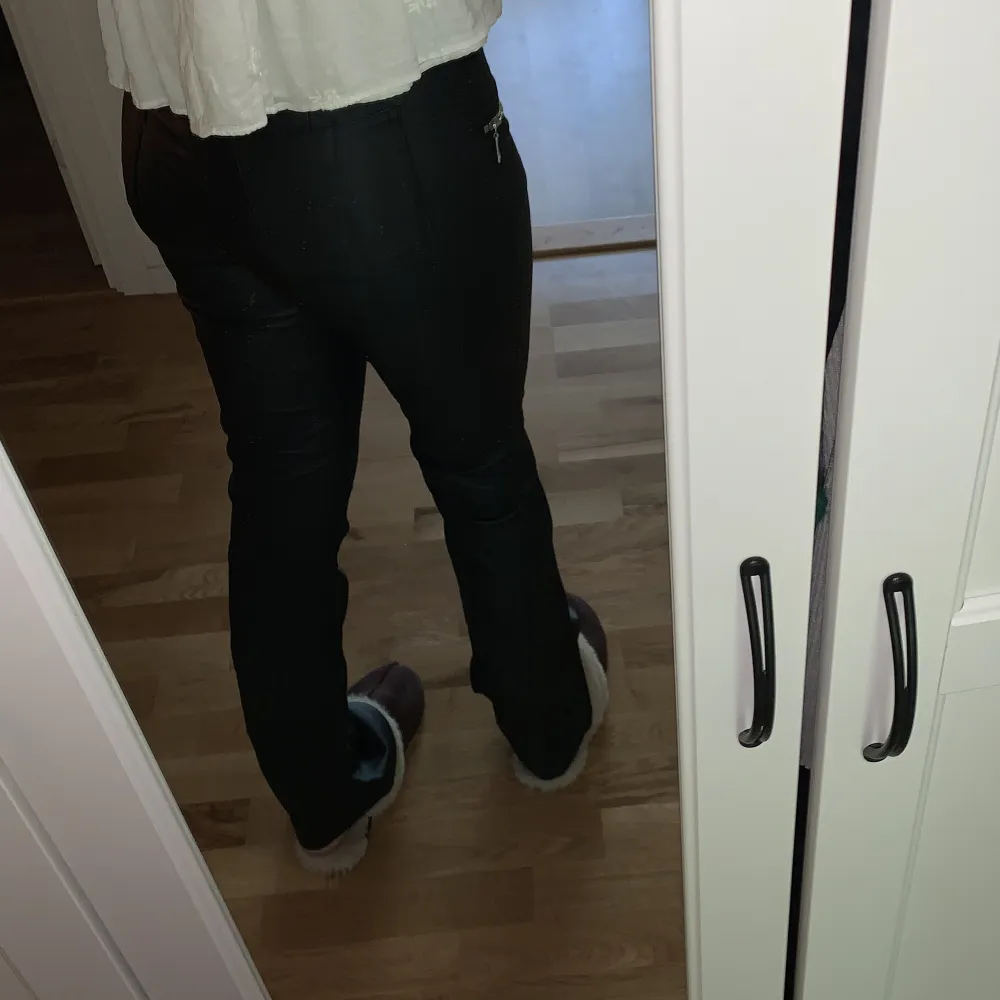 Jag är 172cm! Knappt använda. Köpta för 600kr. Jeans & Byxor.