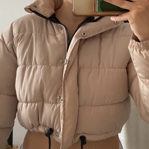 Cropped puffer jacket - Beige cropped puffer jacket😍 kör för ett år sedan. Så fin och varm! Säljer då det ej är min stil längre. I storlek M men sitter perfekt på mig S/M. Inga fickor. Köpt för 500kr. 