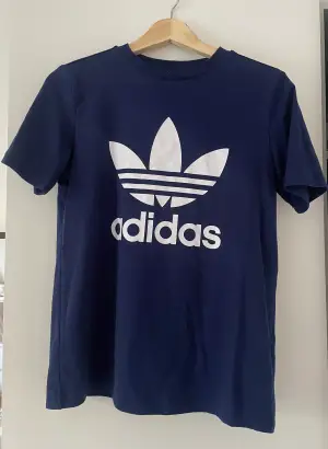 Unisex Adidas t-shirt, helt oanvänd. 