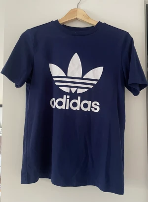 T-shit  - Unisex Adidas t-shirt, helt oanvänd. 