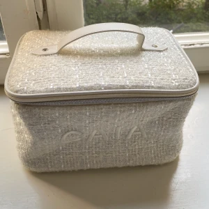 Caia  - Aldrig använd necessär. Tog bara ut produkterna från julkalendern. 🥰