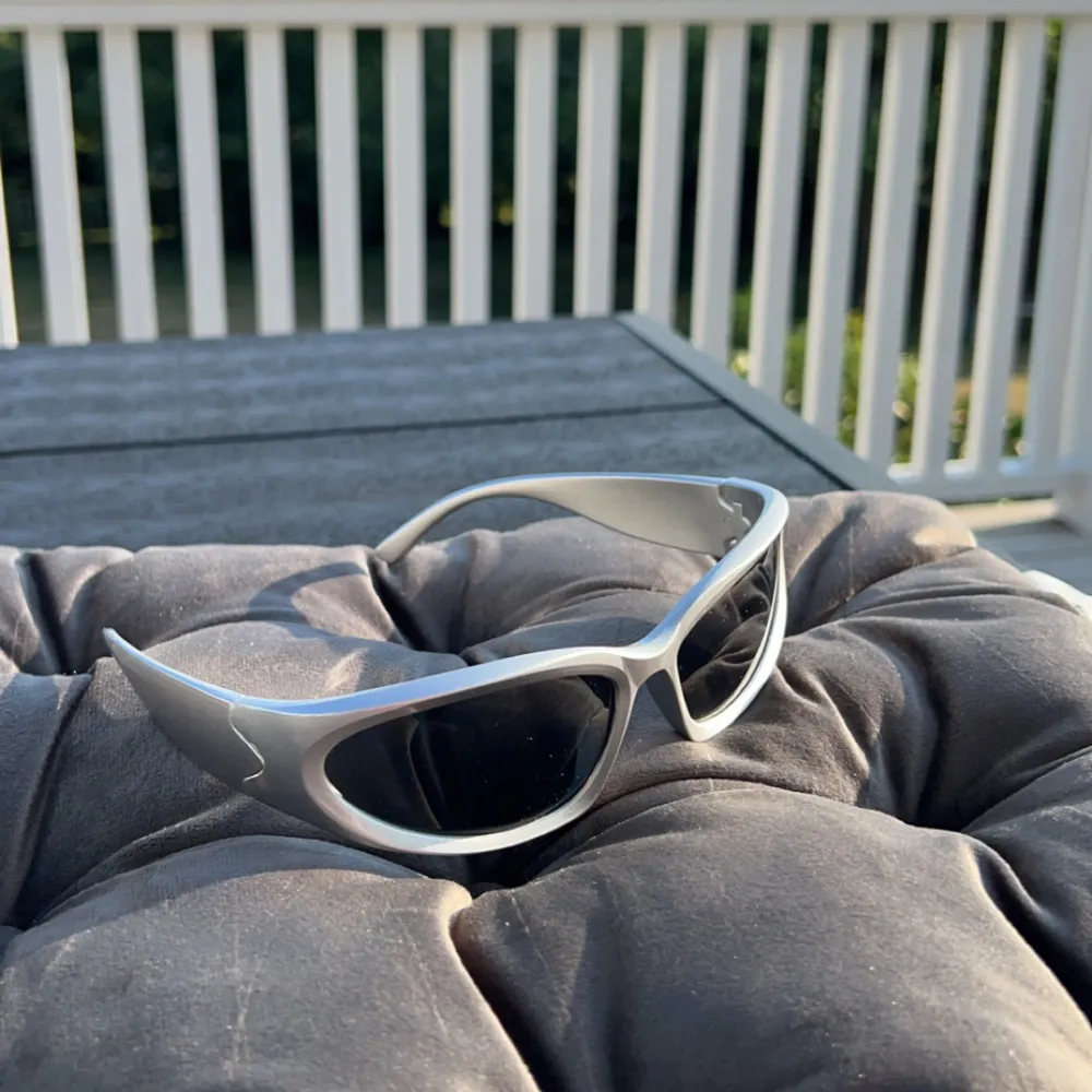 Riktigt coola solglasögon men som inte kommit till användning, ingår fodral och duk. Accessoarer.