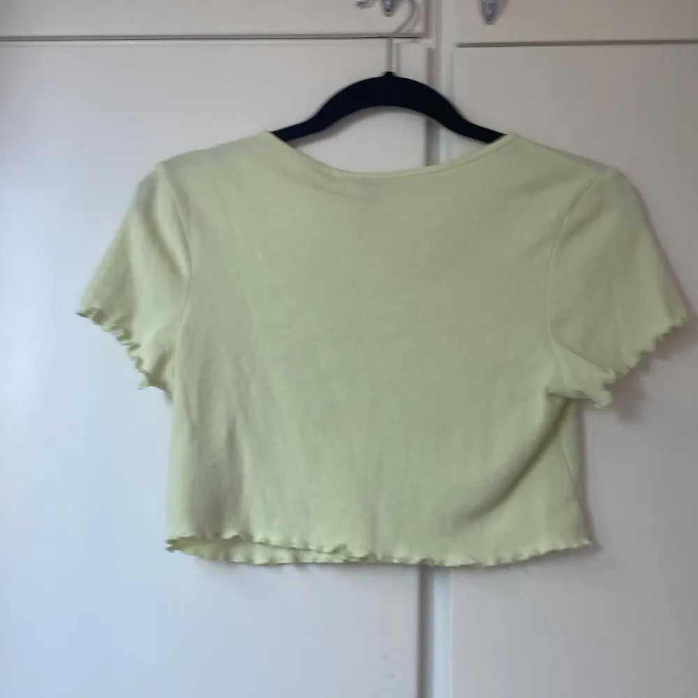 Grön croppad t-shirt från H&M. Köptes för 2 år sedan för cirka 100 kr. Säljer då den inte kommer till användning. . Toppar.