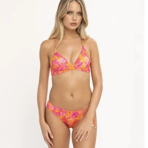 Twilfit Bikini  - En otrolig twilfit bikini använd ett par gånger förra sommaren men som tyvärr ej passar mig längre! Trosorna köptes för 389kr, bh:n för 589kr, så hela setet 978kr tillsammans⭐️❤️bh:n i 75D men reglerbar så passar mindre och större omkrets, trosan i 38!
