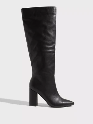 Wide Knee High Boot - Slutsålda populära skor från Nelly i skinninimation.  Använda en kväll så dom är i väldigt fint skick! 