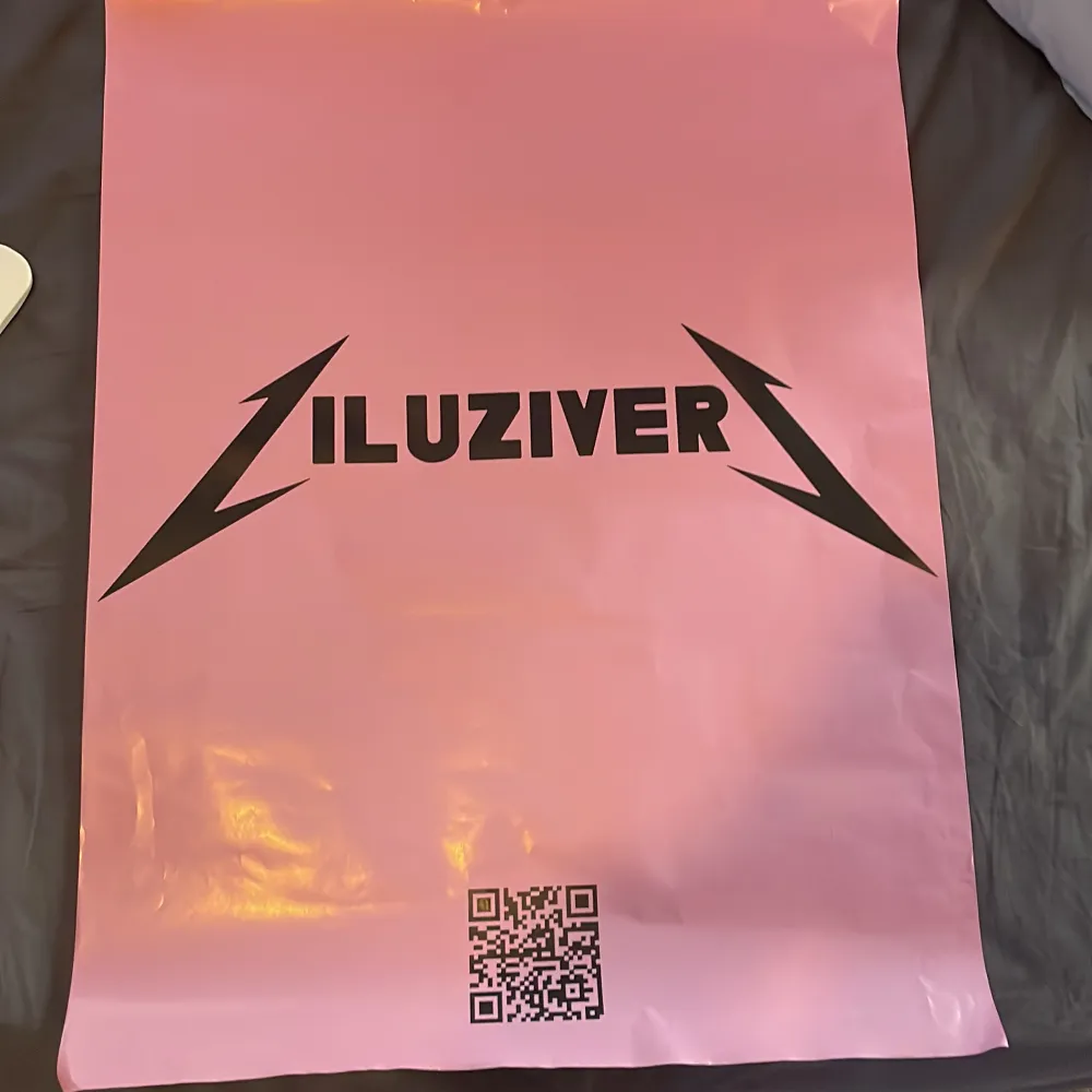 Lil Uzi Vert poster Pink tape som släpps på fredag!! kan mötas upp i stockholm, står tyvärr inte för frakten. Övrigt.