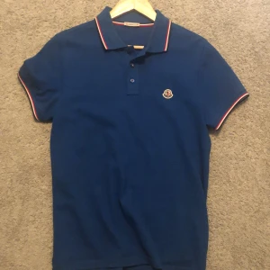 Moncler piké  - Tja säljer moncler piké 10/10 i skick använd fåtal ggr. Kvitto finns. Köpt i England på Liberty. Köpt för ca 2500