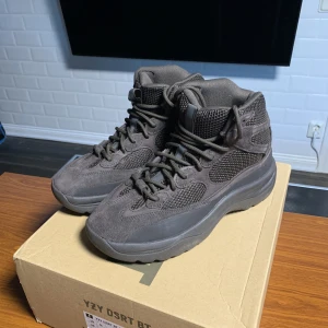 Yeezy desert boot oil  - Självklart äkta! Ett par riktigt feta skor som är svåra att få tag på i denna storlek. Riktigt bra pris för ett par i denna condition. Inga defekter eller liknande.