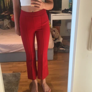 Byxor - Ett par byxor som är tajta uppe men fladdriga nere! Perfekt till julen!🫶🏻💗🌸