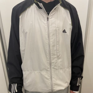 Adidas windbreaker - Adidas windbreaker  Storlek XL  Mycket bra skick
