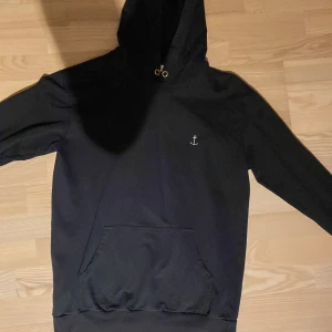 The Blue Uniform - Hoodie i storlek M. Bra skick, men saknar snöret runt halsen. Färg: svart. Nypris runt 800kr