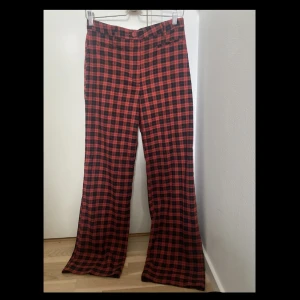 Kostymbyxor från Monki - Kostymbyxor från Monki med rutigt mönster och perfekt passform! Ursprungspris 350 kr. Knappt använda!