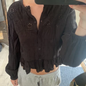 Blus  - Slutsåld blus från zara💕 använd fåtal gånger + köparen står för frakt