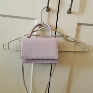 VÄSKA  - En liten väska i pastell lila💜 Aldrig använd Hör av er vid frågor! 