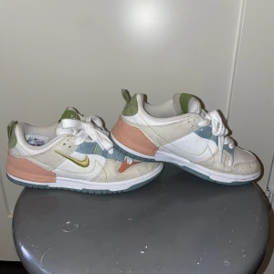 Nike Dunk Distrupt 2 - Nike Dunk storlek 36,5. Säljes då jag har för mycket skor. Box finns ej kvar tyvärr. Slutsåld på Nike. Inköpspris 1249, säljes för 499 kr. Pris kan diskuteras vid snabb affär
