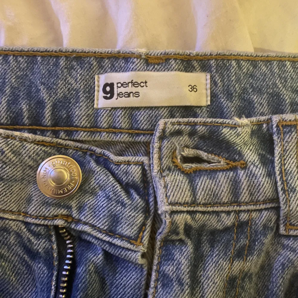 säljer jeans från ginatricot då de ej används, nypris tror jag var 500kr, säljer för 150+frakt. storlek 36 💞💞💞💞. Jeans & Byxor.