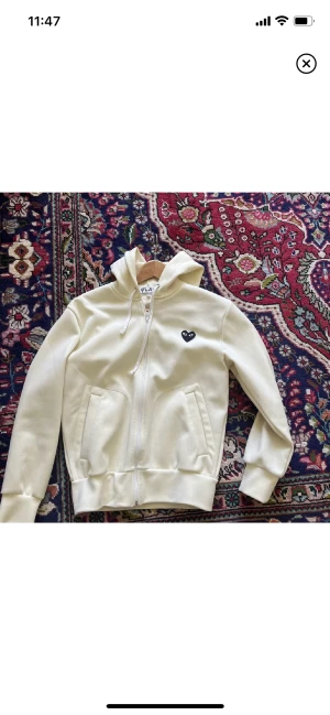Comme de garcons hoodie - Säljer nu denna cdg hoodie i storlek s. Den är i ett bra skick med bara några fåtal fläckar
