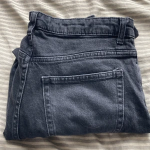 Svara byxor  - Passar till dom som är 168cm till 170cm. Straight/bootcut. Är storlek 38. Byxan kostade mig 230kr men säljer dom för 150 istället 