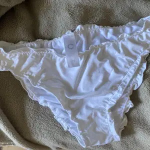 Ett par vita bikinitrosor ifrån Cubus i storlek 36! Köpta för ca tre år sedan men aldrig använt då ja inte gillar hur de sitter på mig🤍