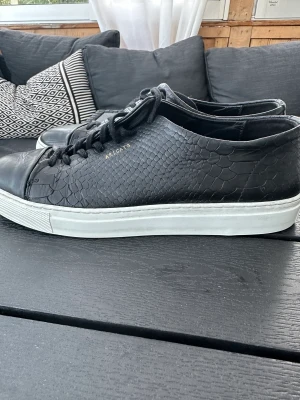 Axel Arigato - Axel Arigato Clean 90  Storlek 43  Använd fatal gånger  I väldigt bra skick   Använda en gång!!  