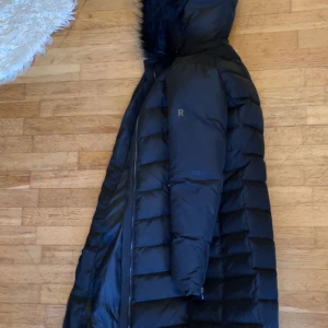 Rock and blue jacka - Pris kan diskuteras. Säljer min jacka eftersom jag inte använder den stilen längre, den är i bra skick och är använd endast en vinter, sen har den bara hängt i garderoben. !KAN TA FLER BILDER!   Nypris 3500