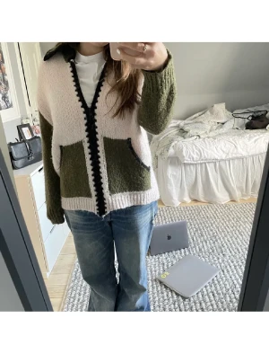 Zara kofta - Säljer denna slutsålda kofta från zara! Jättesnygg och inga skador osv💞