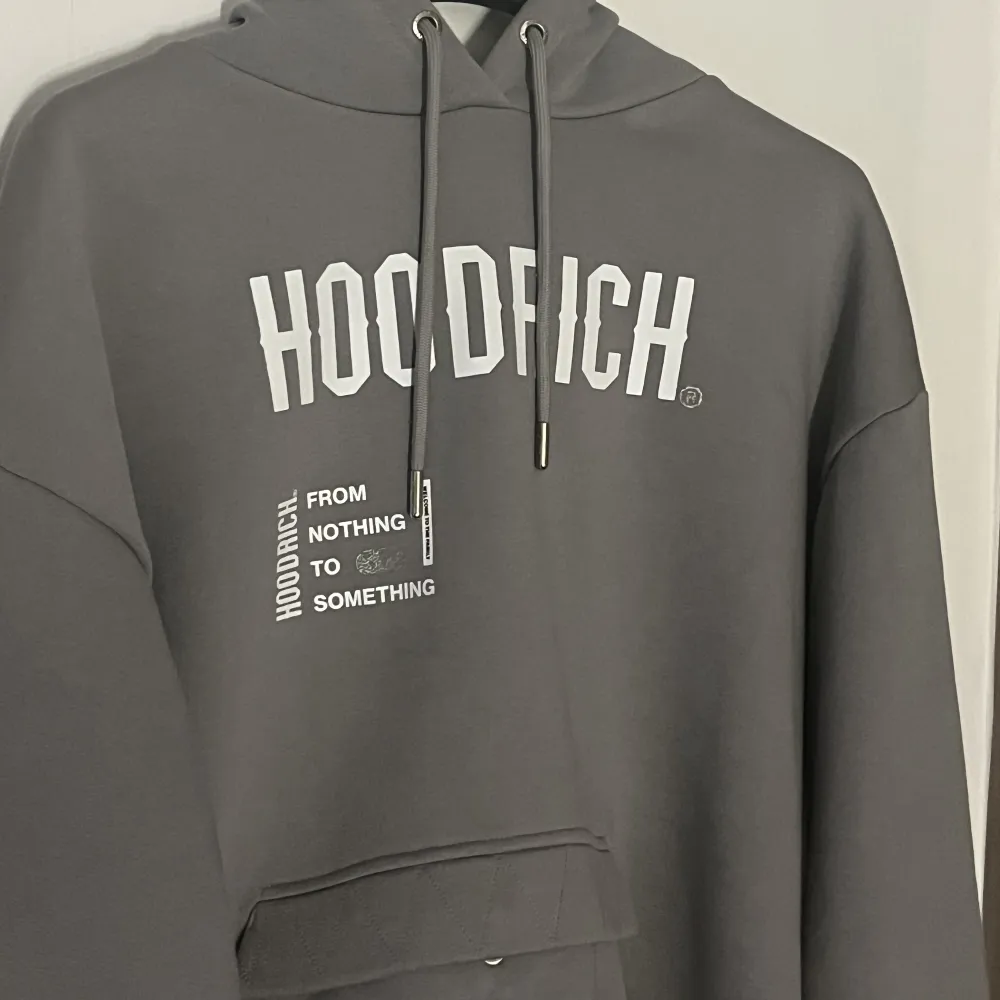 Säljer min gråa hoodrich hoodie som inte kommer till användning längre! Storlek xs men den e större i storleken så skulle säga att den passar upp till m! Köptes på JD för 720kr. Hoodien är i nyskick💓pris kan alltid diskuteras💋. Hoodies.