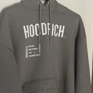 Säljer min gråa hoodrich hoodie som inte kommer till användning längre! Storlek xs men den e större i storleken så skulle säga att den passar upp till m! Köptes på JD för 720kr. Hoodien är i nyskick💓pris kan alltid diskuteras💋