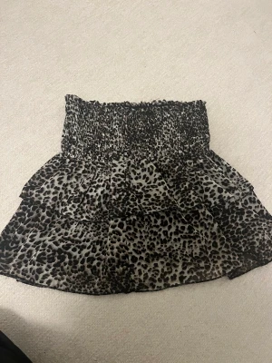 Volangkjol - Superfin volangkjol i leopard mönster från Loavies! 