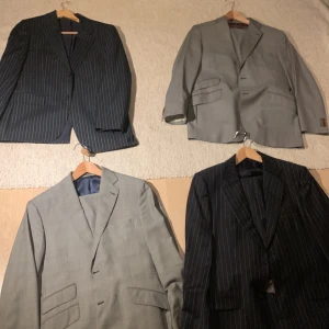 Kostym - 4 olika fina kostymer, en av Rose&Born och resten Hugo Boss. Inga fläckar och alla är i bra skick. Allt i original, inköpt i Sverige. 300 kr för en 1000 för alla. 