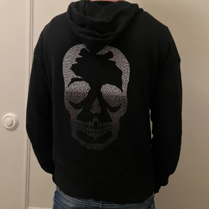 Zadig Voltaire Kashmir liknande hoodie - Jätte skön och snygg Zadig hoodie. Storlek S och i nyskick. Nypris ligger mellan 4800-5600. Skriv om frågor och funderingar 