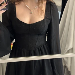 Svart mesh korsett klänning  - Säljer denna jättefina svarta klänning. Den har jättefina mesh armar och jättefin korsett liknande överdel. Säljer då jag inte passar den, den är aldrig använd 🥰🥰 Nypris: 239kr 
