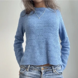 Blå stickad tröja - Sjukt snygg tröja som jag köpte här på plick, säljer då den inte kommer till användning💓