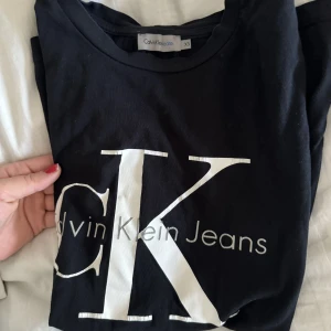 Ck tröja  - Svart ck tröja, superfin men kommer inte till användning. Strök xs men skulle säga lite större. 