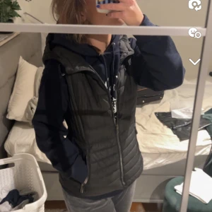 Väst - Svart väst från zara som knappt är använd, köpt för 400 men säljer för halva! 