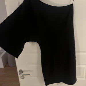 Kort klänning  - Kort klänning med en arm från hm, använd fåtal gånger , jätte fint skick