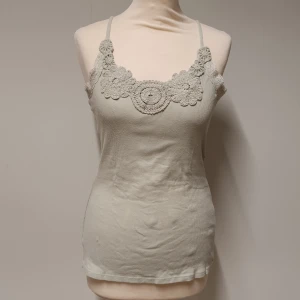 Linne - Lavendelgrön storlek L ribbad bomull. Några ljusa fläckar framtill.