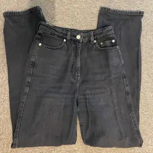 Fina jeans från weekday i en jättefin unik mörkblå färg. De är högmidjade ochni modellen ”rowe”💕